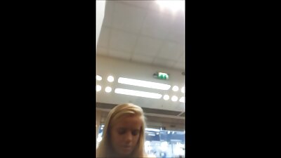 Milf och hennes fästman har bra sex i en hotellsäng