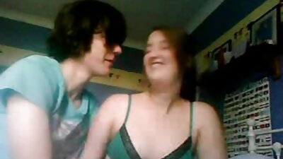 Två lustiga tonåringar har trevligt lesbiskt sex i cabriolet