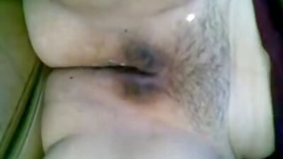 Två sexiga kvinnor är tillsammans med en kille och de gör alla möjliga saker
